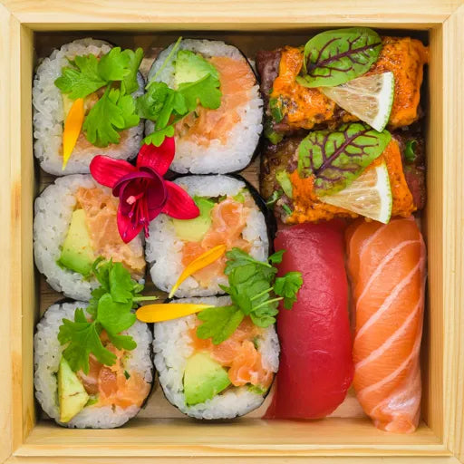 Kidzbox de makis, nigiris et bouchées présentés dans une boîte en bois