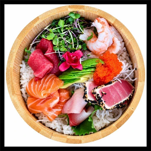 Fishbowl de sashimis assortis dans un bol en bois