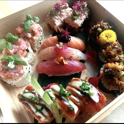 Plateau de sushis et sashimis frais avec garnitures artisanales