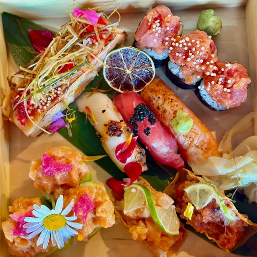 Fishbox de sushis assortis, nigiris et bouchées avec garnitures