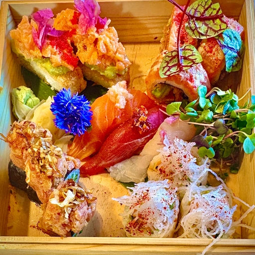 Autre présentation d’une Fishbox de sushis assortis et garnitures